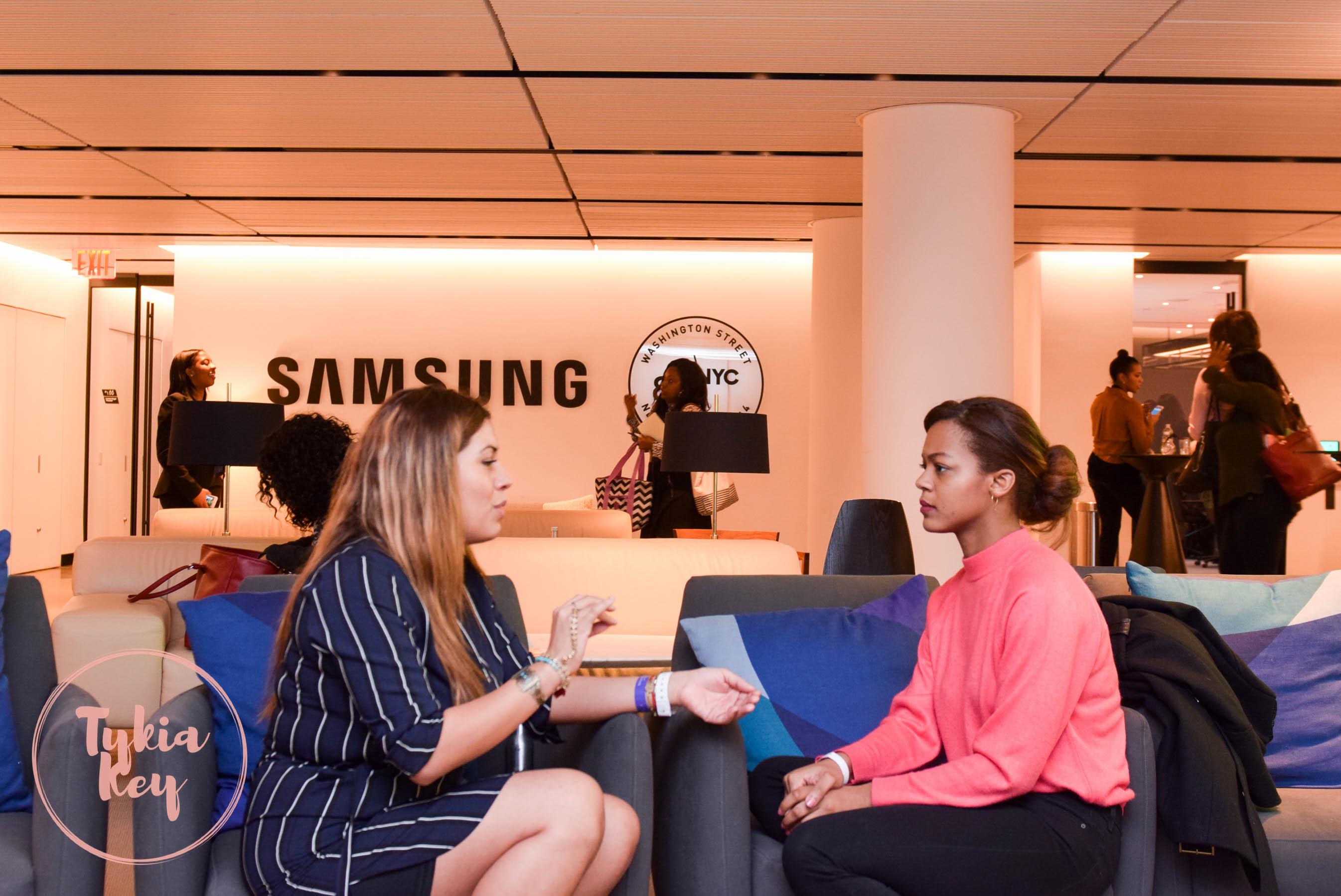 Celebrity Make-up artist Stephanie Flor shares advice with attendee during 1 on 1 Mentoring Session.