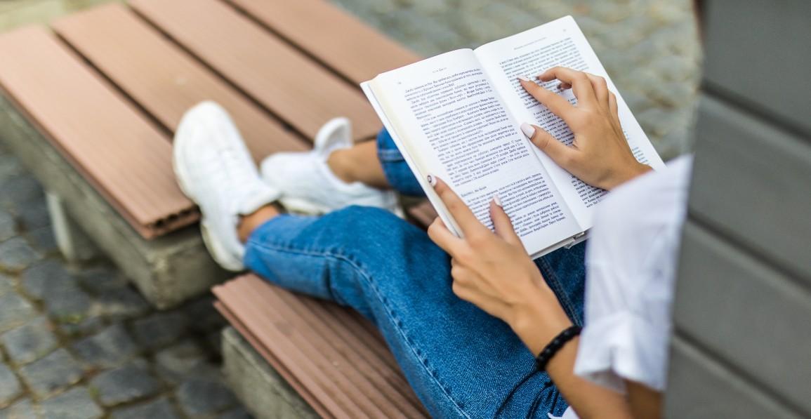 womanreadingoutside