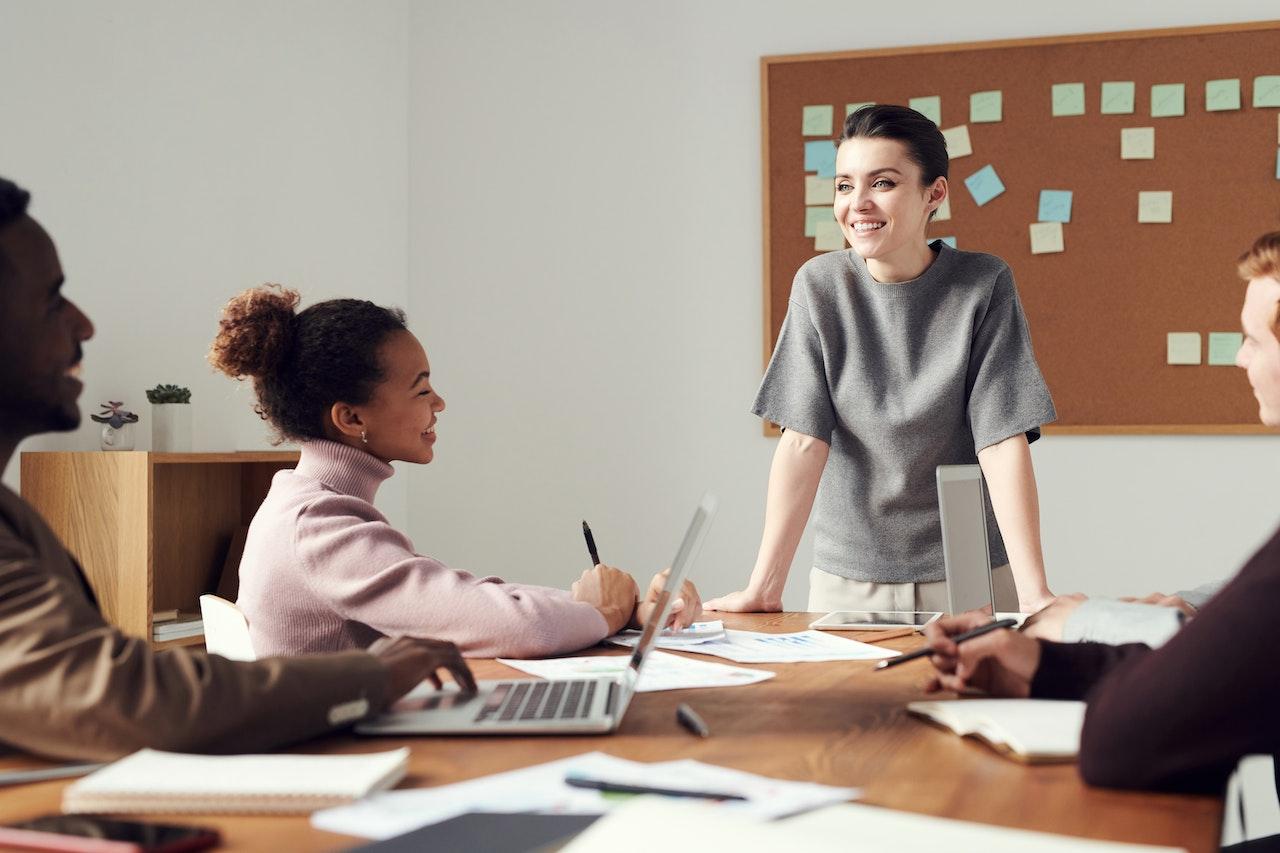 woman rewarding her team 