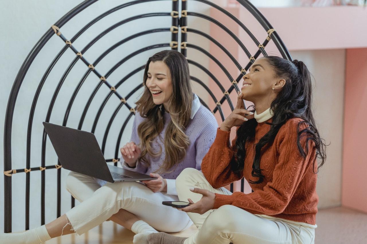 women working together
