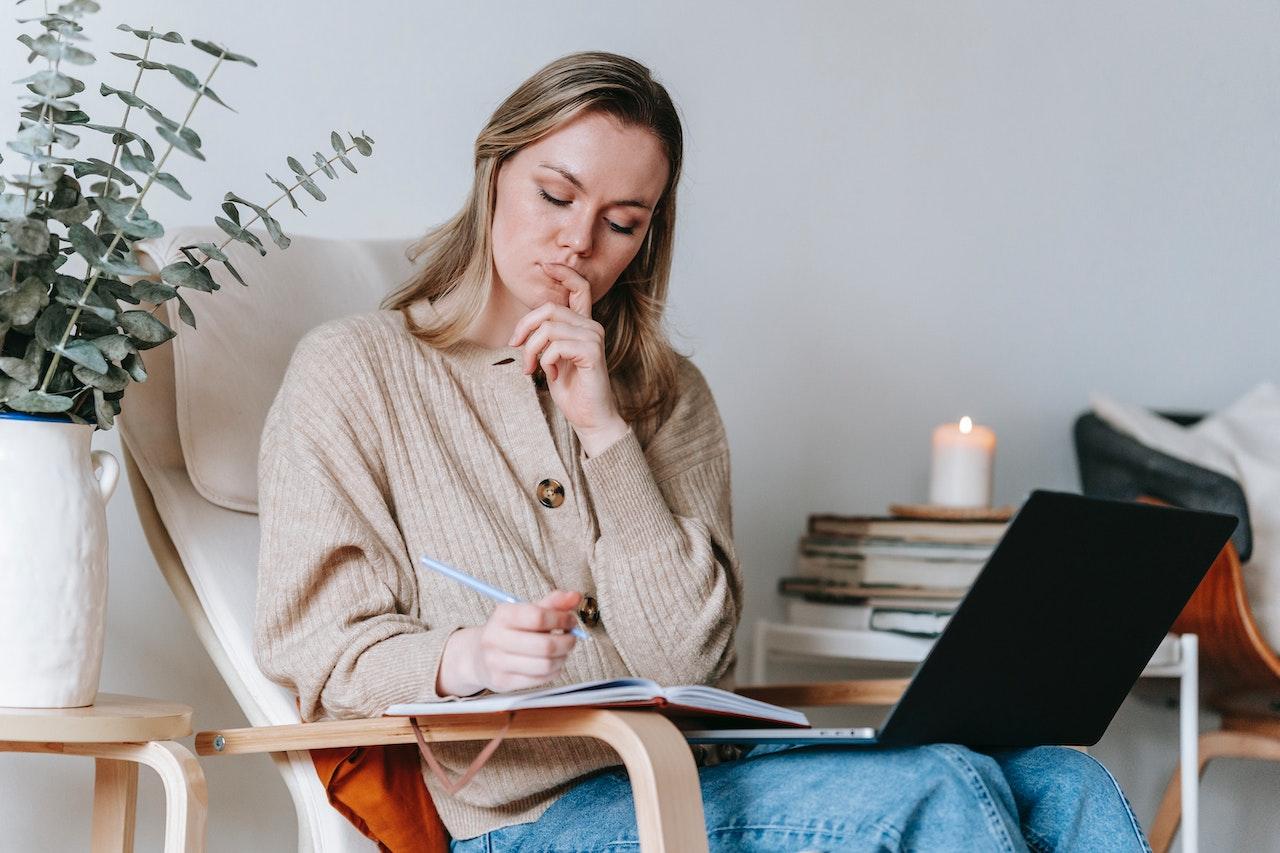 woman at laptop