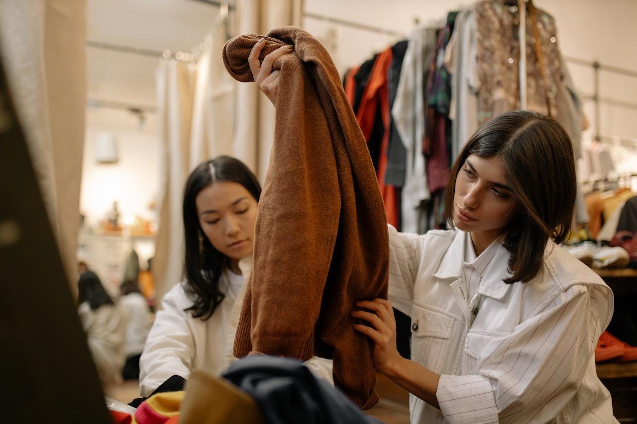 Thrifting For Clothes Like a Pro: The Ultimate Guide