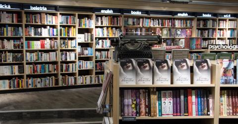 barns & noble bankruptcy and history