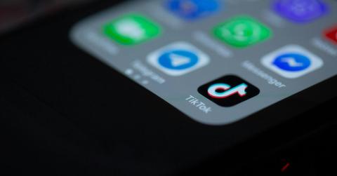 solen-feyissa-XfnfMlNpWDo-unsplash