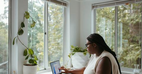 windows-YzLMmxDTrvI-unsplash