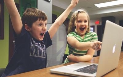 kids-laptop-laughing
