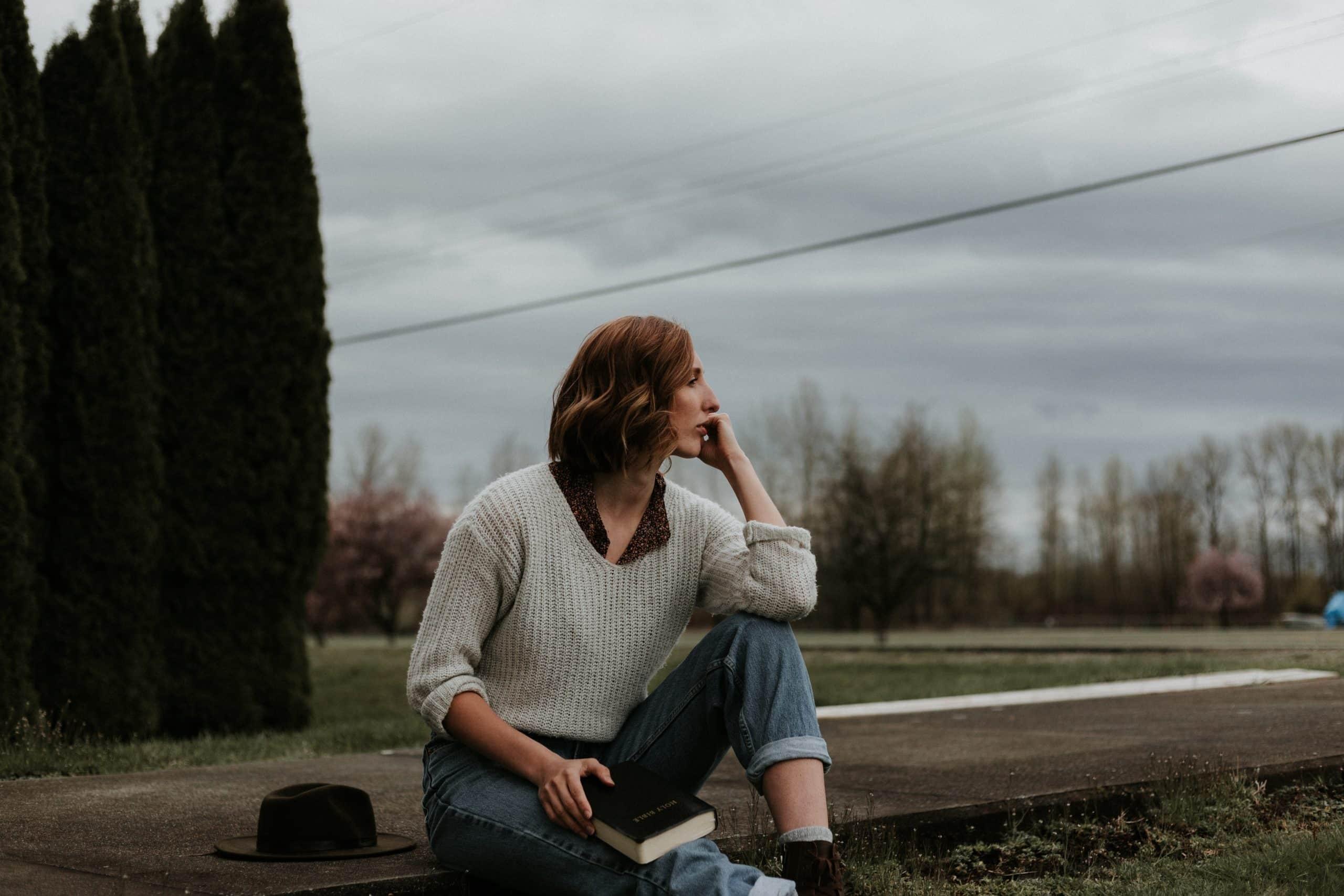 women reading 